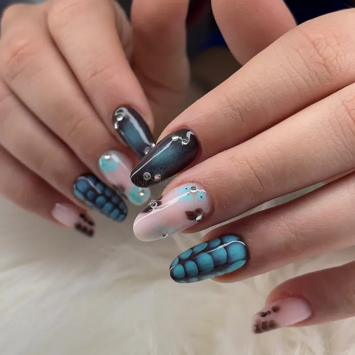 Unghie lunghe con decoro blu petrolio e dettagli in rilievo