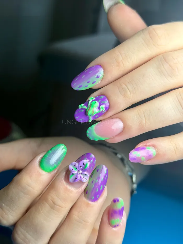 Nail art verde e lilla con fiori dipinti